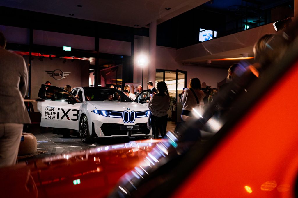 BMW iX3 Premiere im AUTOMAG Autohaus in Kooperation mit Käfer.