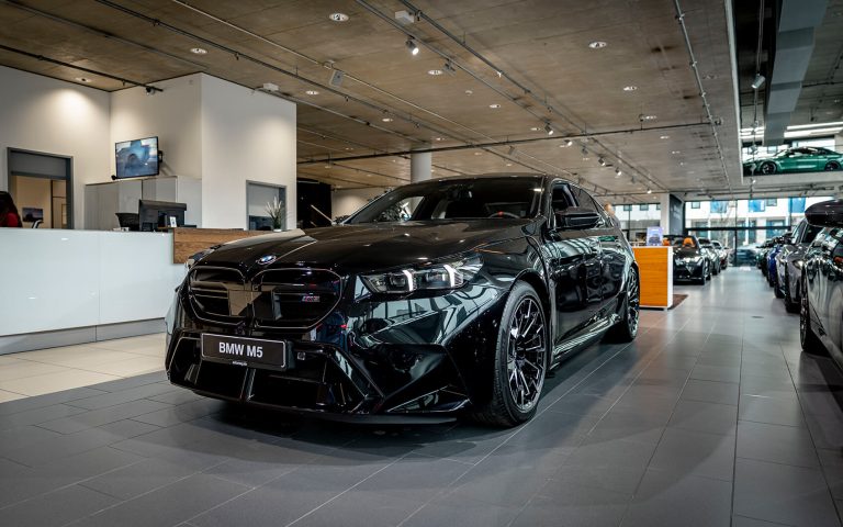 Schwarzer BMW M5 im Autohaus, Frontansicht schräg