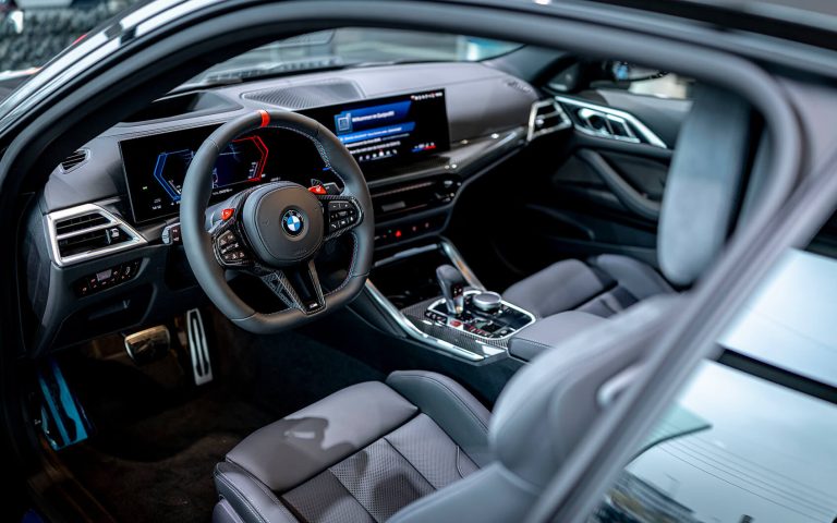 BMW M4 Competition Cockpit mit Lenkrad und Digitaldisplay