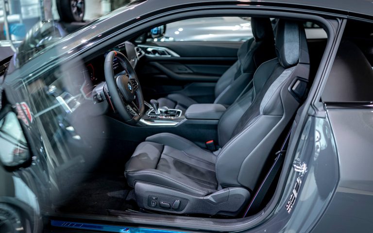 BMW M4 Competition Innenraum mit Fahrersitz und offener Tür
