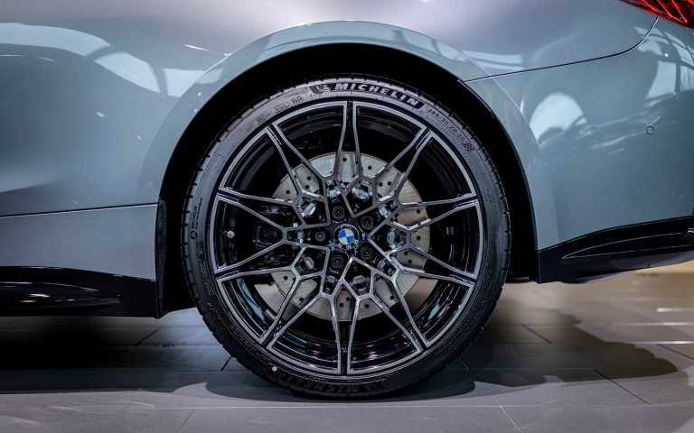 BMW M4 Competition Felge mit Michelin-Reifen und Bremsscheibe