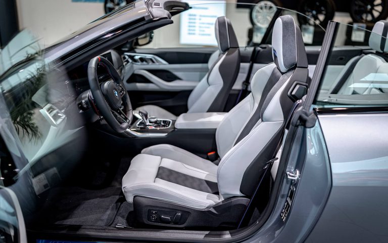 BMW M4 Competition Cabrio Innenraum mit hellgrauen Sportsitzen