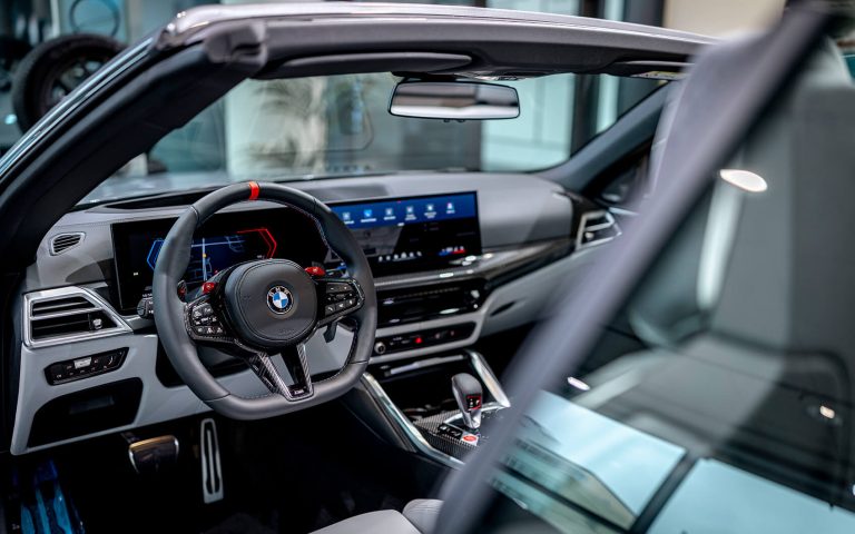 BMW M4 Competition Cabrio Cockpit mit Lenkrad und Display
