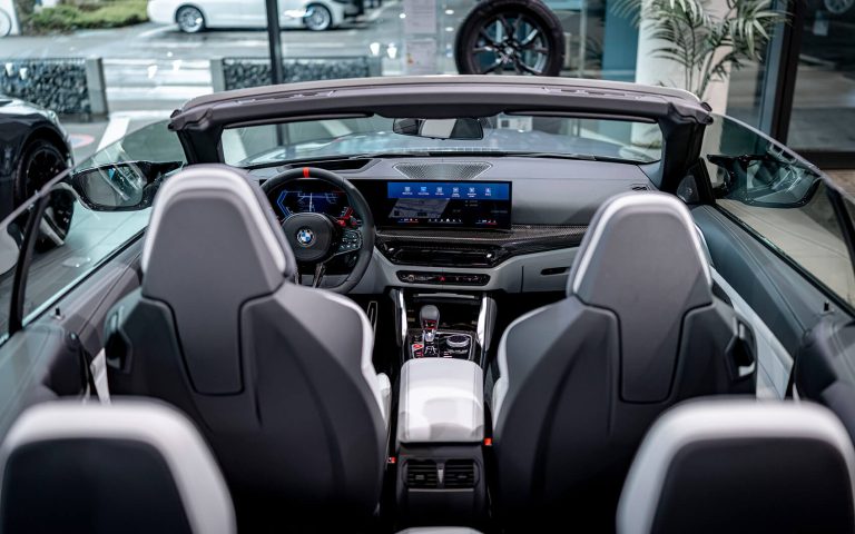 BMW M4 Competition Cabrio Cockpit aus Rücksitzperspektive