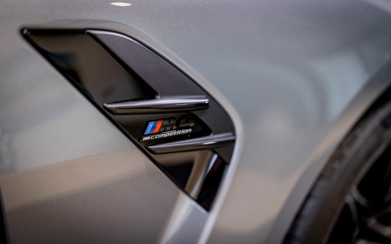 M4 Competition Schriftzug am seitlichen Lufteinlass