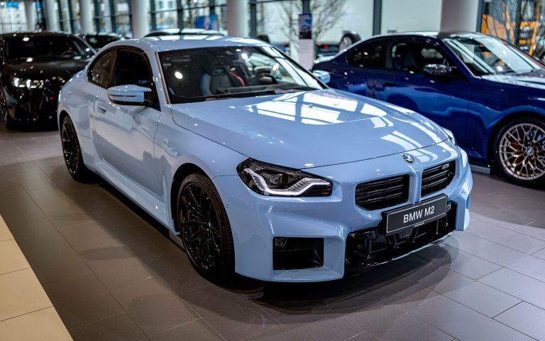 Hellblauer BMW M2 im Autohaus, Nahaufnahme von vorn links