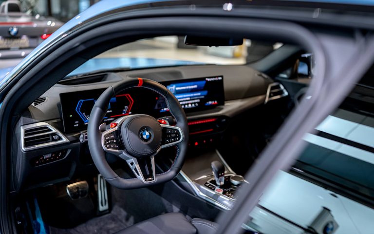 BMW M2 Cockpit mit Lenkrad und Digitaldisplay