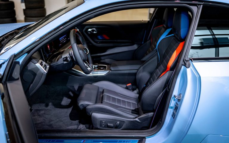 BMW M2 Innenraum mit Sportsitz und offener Fahrertür