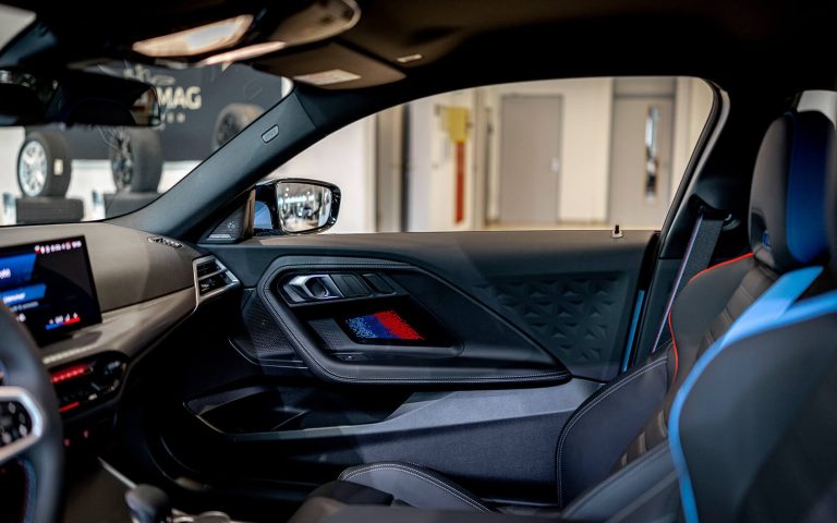 BMW M2 Türverkleidung mit M-Designbeleuchtung