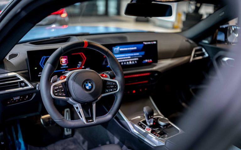 BMW M2 Lenkrad und Digitalcockpit