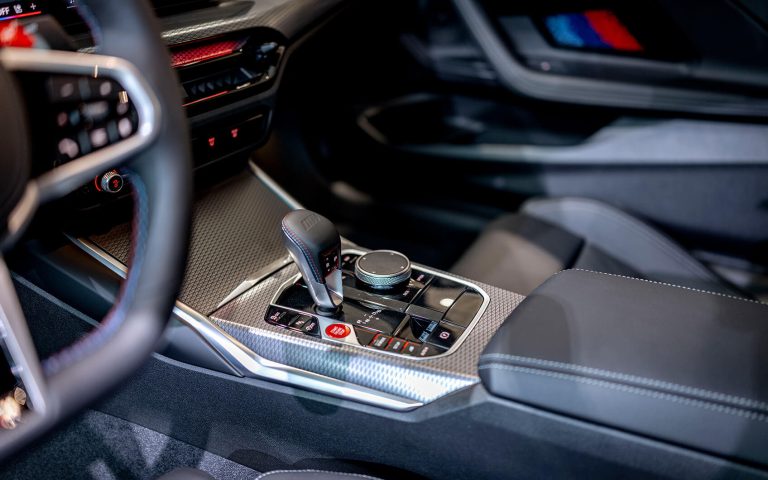 BMW M2 Mittelkonsole mit Gangwahlhebel