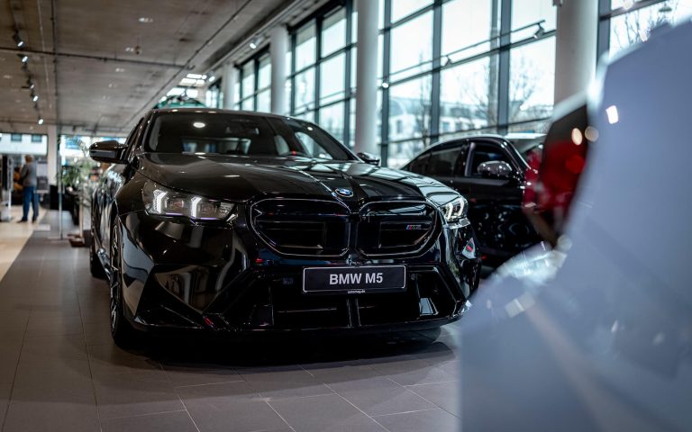 Schwarzer BMW M5 frontal im Autohaus