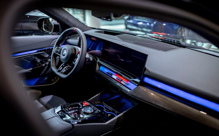 BMW M5 Cockpit mit lilafarbener Ambientebeleuchtung
