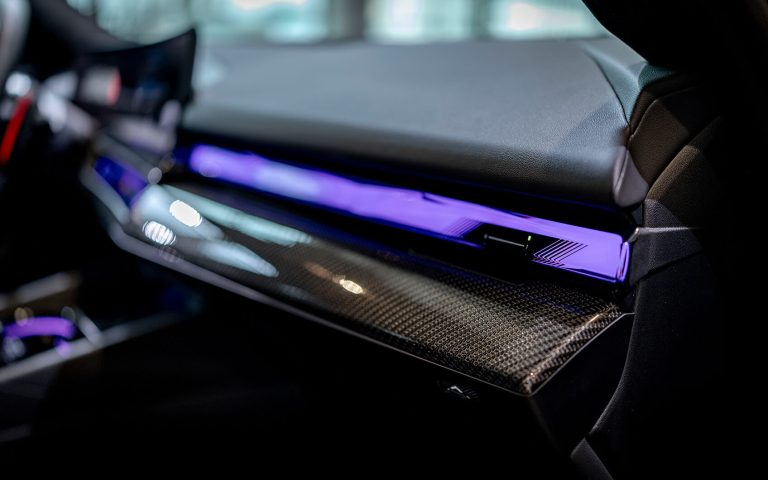BMW M5 Armaturenbrett mit Carbonleiste und Ambientebeleuchtung