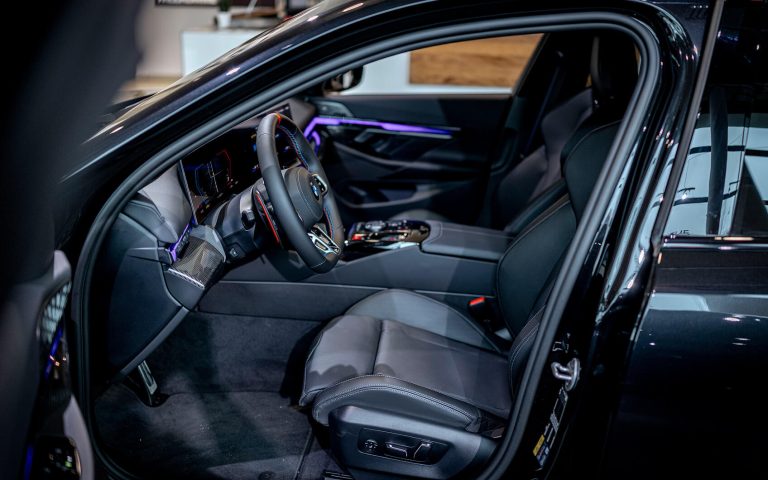 BMW M5 Innenraum mit Fahrersitz und Cockpit