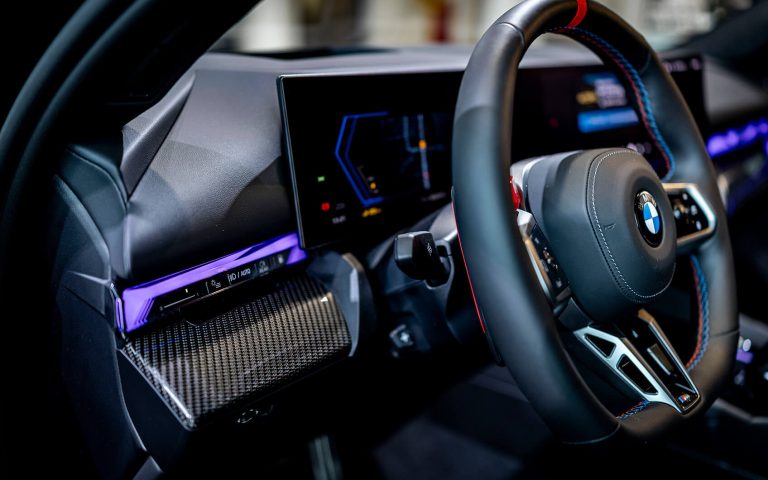 BMW M5 Lenkrad und Instrumentendisplay in Nahaufnahme