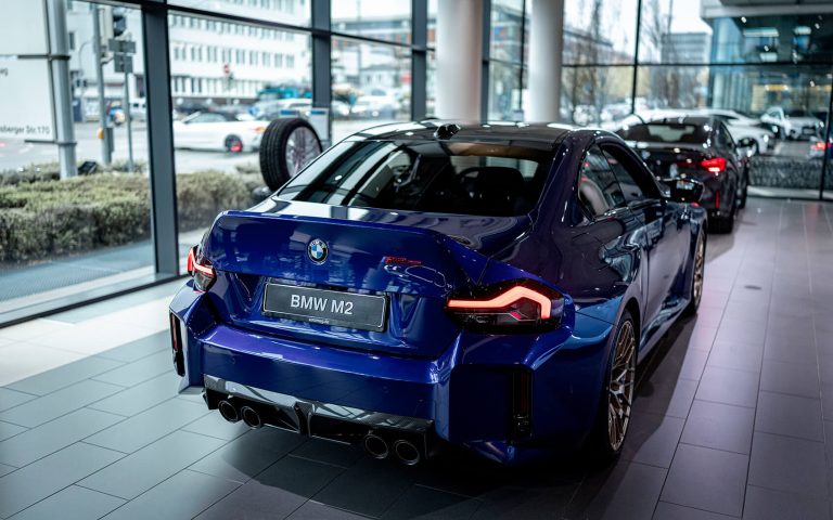 Blauer BMW M2 CS im Autohaus, Heckansicht