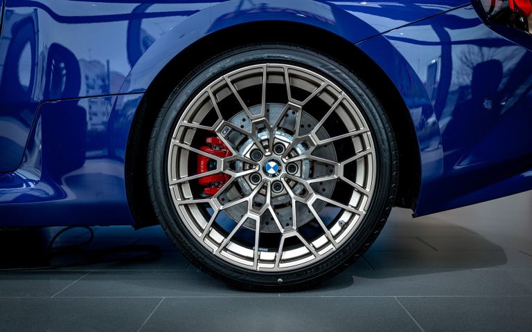 BMW M2 CS Hinterrad mit bronzefarbener Felge und roter Bremse