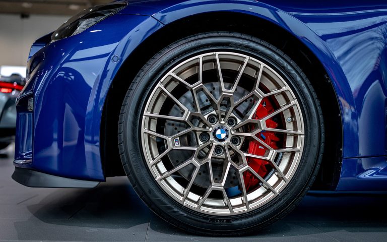 BMW M2 CS Vorderrad mit bronzefarbener Felge und roter Bremse