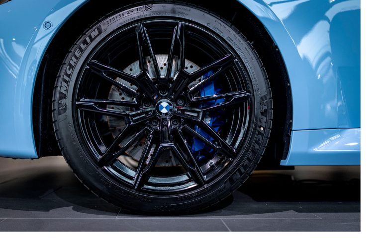 BMW M2 Felge mit Michelin-Reifen und blauer Bremse