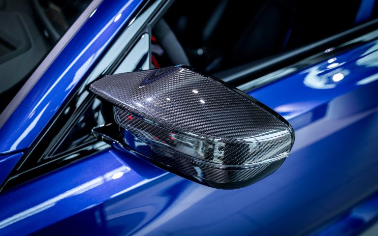 Carbon-Außenspiegel des BMW M2 CS in Nahaufnahme