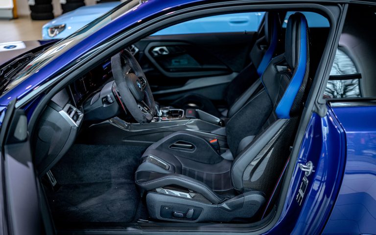 BMW M2 CS Innenraum mit Schalensitz und offener Fahrertür