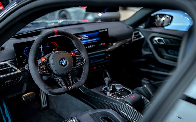 BMW M2 CS Cockpit mit Lenkrad und Digitaldisplay