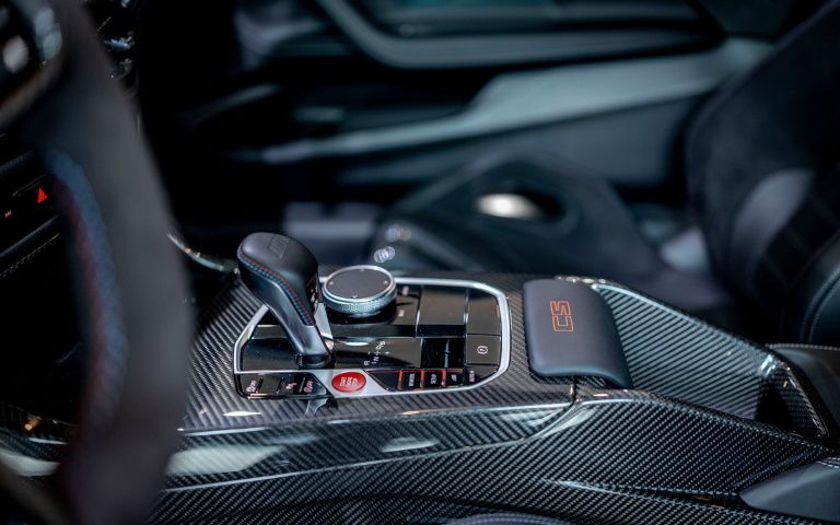BMW M2 CS Mittelkonsole mit Gangwahlhebel und CS-Etui