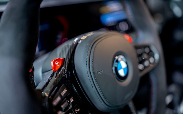 BMW M2 CS Lenkrad mit roter M1-Taste