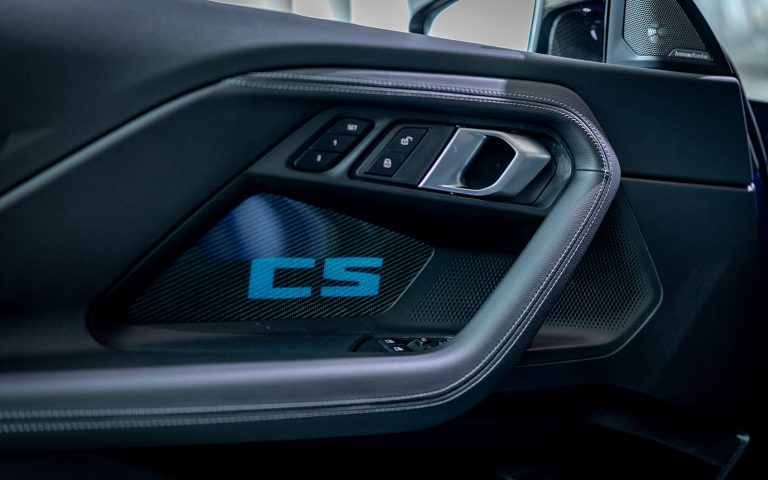 BMW M2 CS Türverkleidung mit beleuchtetem CS-Logo
