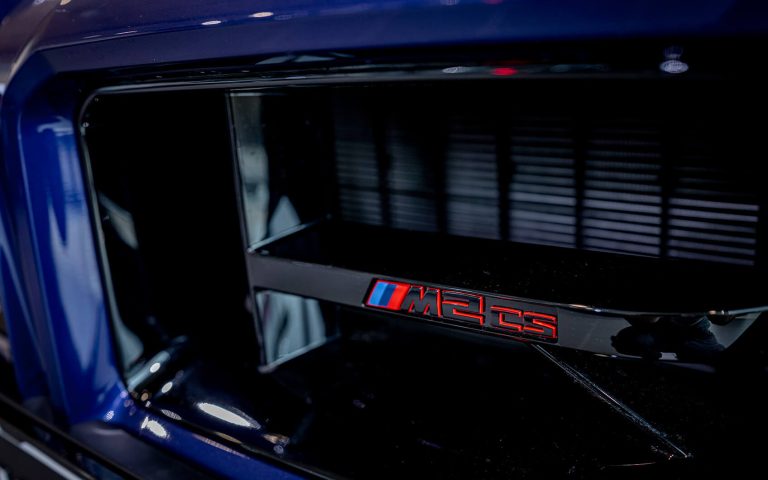 BMW M2 CS Frontgrill mit Schriftzug in Nahaufnahme