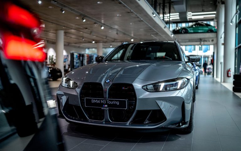 Grauer BMW M3 Touring im Autohaus, Frontansicht