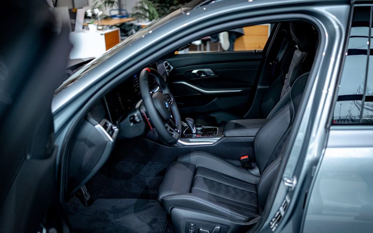 BMW M3 Touring Innenraum mit Fahrersitz und offener Tür
