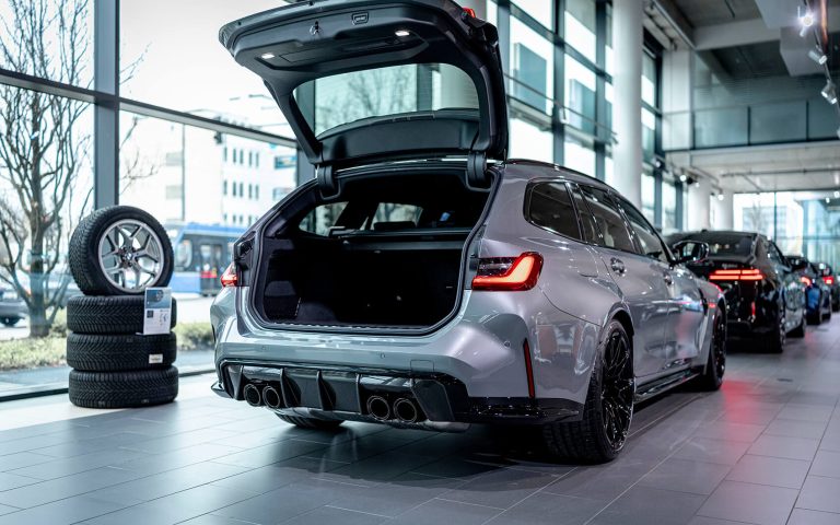 BMW M3 Touring mit geöffneter Heckklappe