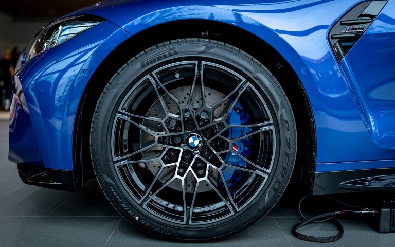 BMW M4 Vorderrad mit Felge und blauem Bremssattel