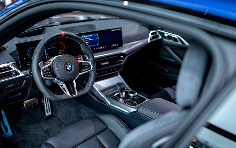 BMW M4 Cockpit mit Lenkrad und Digitaldisplay