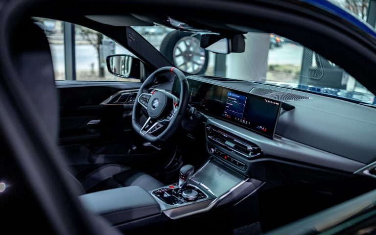 BMW M4 Innenraum mit Cockpit und Mittelkonsole