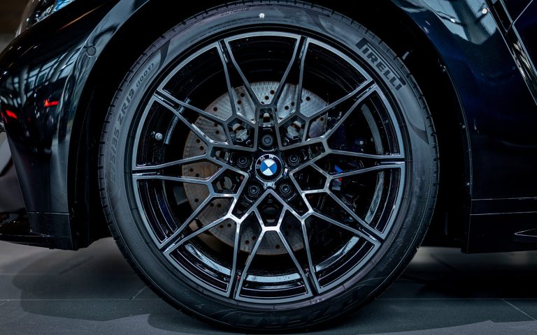 BMW M4 Felge mit Pirelli-Reifen und Bremsscheibe