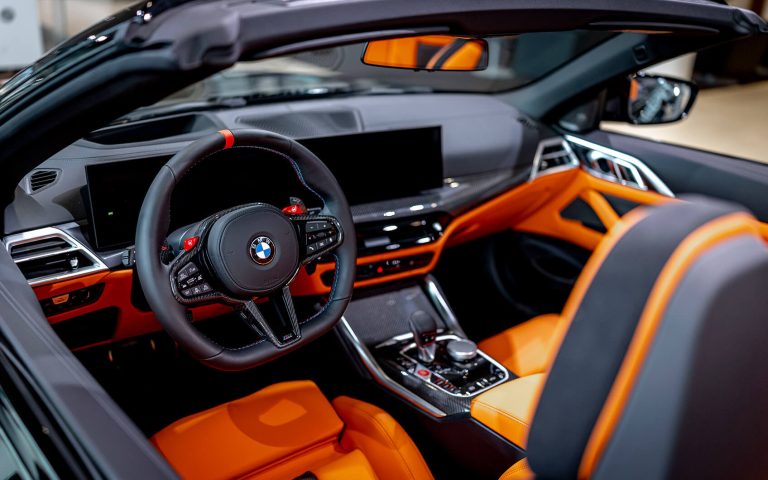 BMW M4 Cabrio Cockpit mit Lenkrad und orangem Interieur