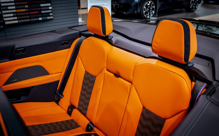 BMW M4 Cabrio Rücksitze mit orangem Leder