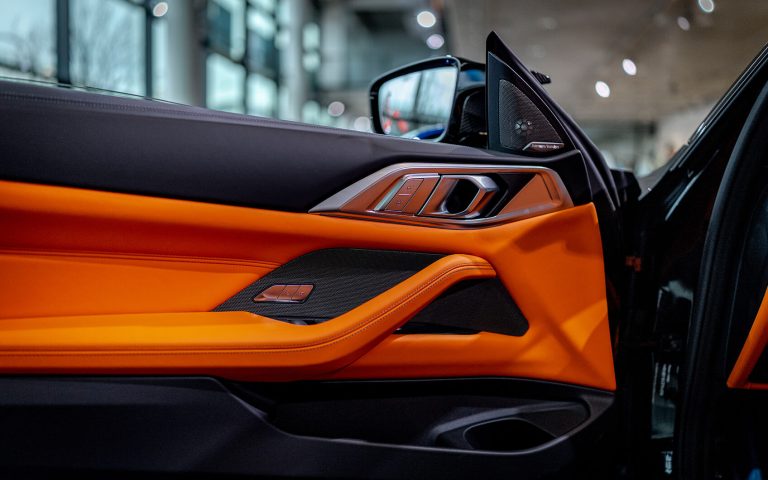 BMW M4 Cabrio Türverkleidung mit orangem Leder