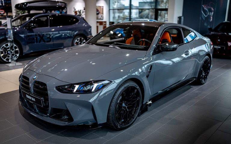 Grauer BMW M4 Coupé mit orangefarbener Innenausstattung