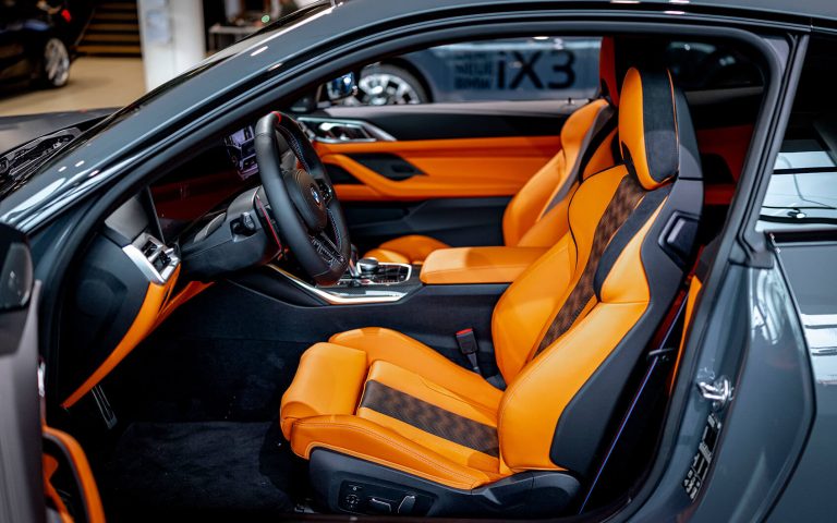 BMW M4 Innenraum mit orangefarbenen Sportsitzen