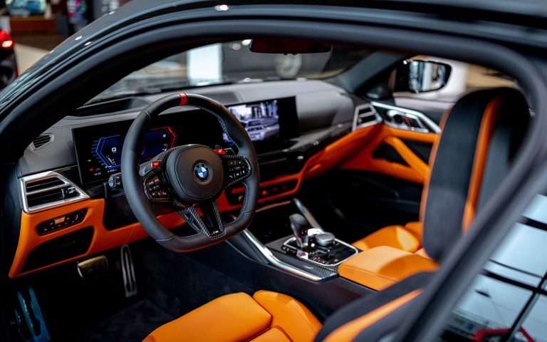 BMW M4 Cockpit mit Lenkrad und orangefarbener Ausstattung