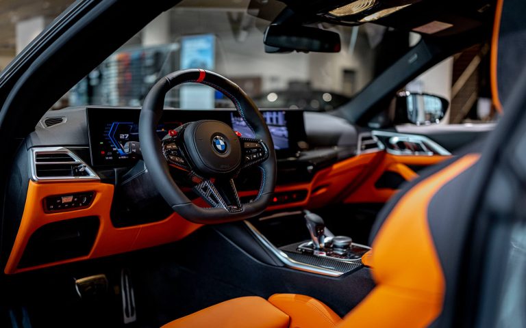 BMW M4 Cockpit mit Lenkrad und Mittelkonsole in Orange