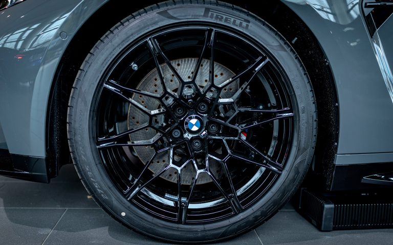 BMW M4 Rad mit schwarzer Felge in Nahaufnahme