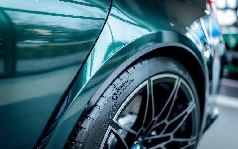 BMW M3 Competition Radlauf mit Michelin-Reifen in Nahaufnahme