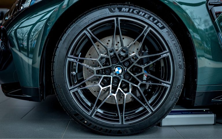BMW M3 Competition Felge mit Michelin-Reifen und Bremsscheibe