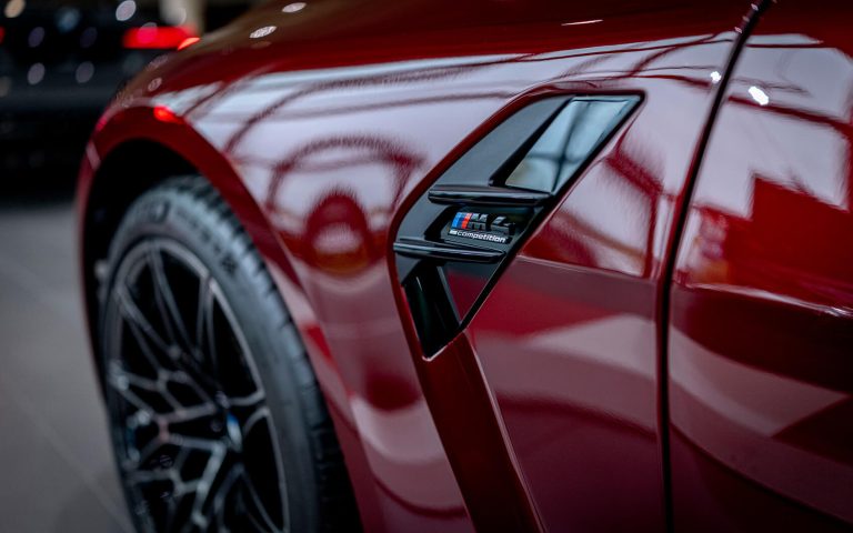 M4 Competition Emblem an roter Seitenpartie