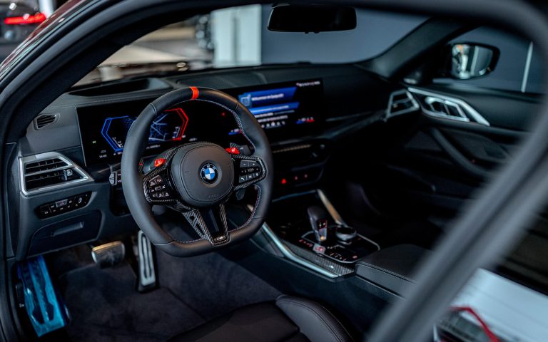 BMW M4 Cockpit mit Lenkrad und Display